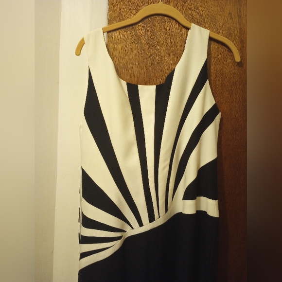 Isassi gown,10, Black/White - Picture 2 of 6